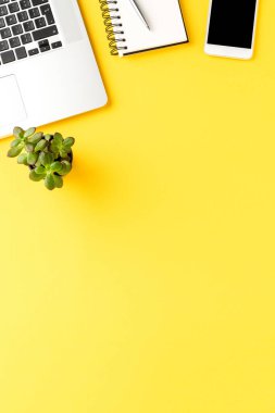 Bilgisayarlı ve aksesuarlı iş geçmişi. Ofis masaüstü. Üst görünüm