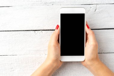 Kadın elleri boş ekranlı akıllı telefon kullanıyor