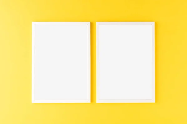 Dva Prázdné Záběry Visící Žluté Stěně Mockup — Stock fotografie