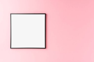 Pembe arkaplanlı siyah fotoğraf çerçevesi. Ev dekorasyonu