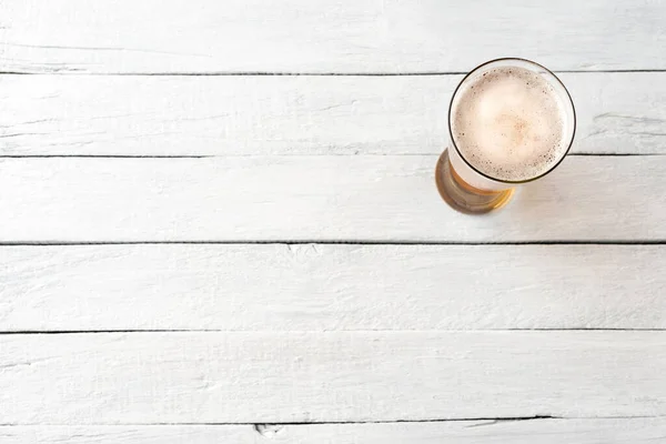 Vaso Cerveza Sobre Fondo Vintage Blanco Con Copyspace Vista Superior — Foto de Stock