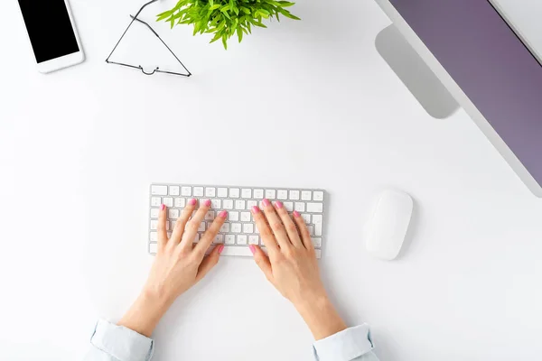 Concepto Escritorio Oficina Manos Mujer Trabajando Computadora Con Accesorios Negocios — Foto de Stock