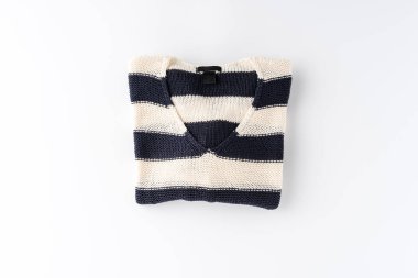 Beyaz arka planda katlanmış süveter. Düz yatıyordu. Üst görünüm