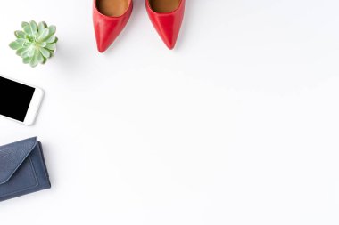 Fotoğraf makinesi, çanta ve spor ayakkabısı olan bir kadın hayatı. Seyahat konsepti. Düz yatıyordu