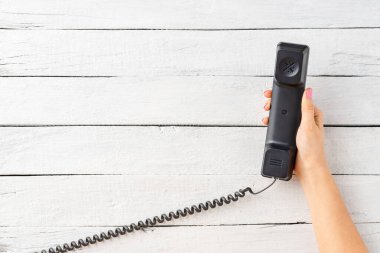 Fotoğraf makinesi, çanta ve spor ayakkabısı olan bir kadın hayatı. Seyahat konsepti. Düz yatıyordu