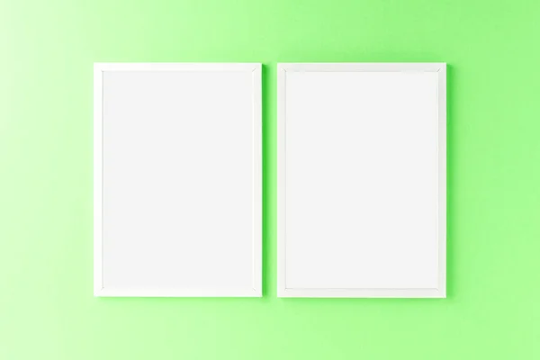 Dva Prázdné Rámečky Zelené Stěně Mockup Copyspace — Stock fotografie
