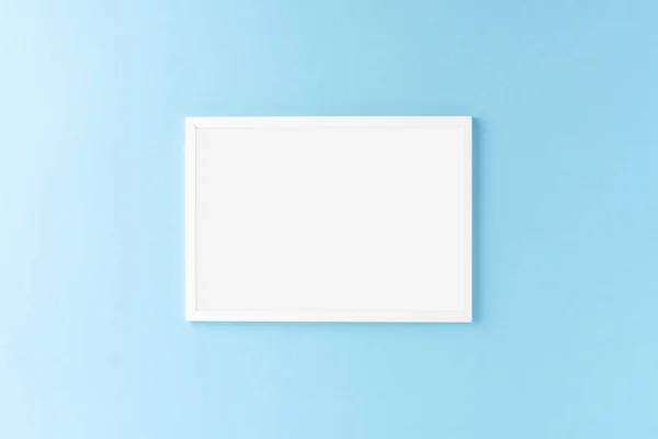 Leeg Fotolijstje Aan Blauwe Muur Mockup — Stockfoto