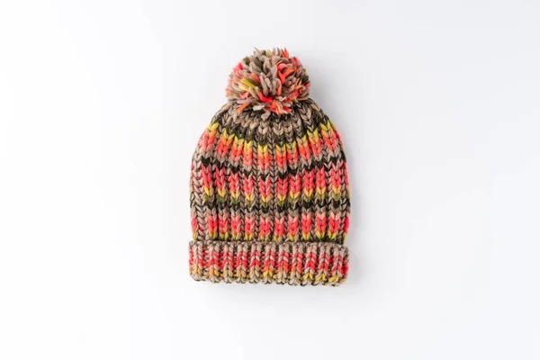 Cappello Invernale Lana Multicolore Con Pompon Isolato Fondo Bianco Piatto — Foto Stock