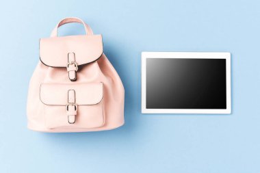 Sırt çantalı boş dijital tablet. İnternetten alışveriş