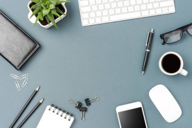 Bilgisayarlı ve cep telefonlu iş masaüstü çekimleri