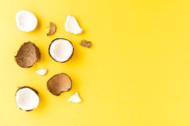 Sarı arka planda kopyalanmış hindistan cevizi. Üst görünüm