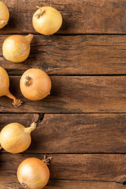 Kırsal ahşap arka planda soğan ve kopyasal alan. Üst görünüm