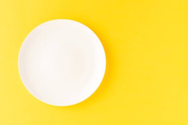 Sarı arka planda boş beyaz plaka var. Düz yatıyordu