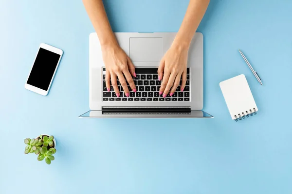 Vista Aérea Las Manos Femeninas Utilizando Ordenador Portátil Escritorio Oficina — Foto de Stock