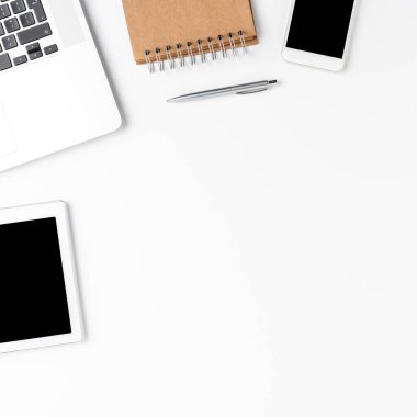 Bilgisayarlı ve aksesuarlı iş geçmişi. Kopyalama alanı olan ofis masaüstü