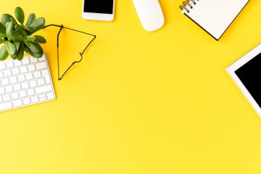 İş aksesuarları ve kopyalama alanı olan şık bir ofis masası. Üst görünüm