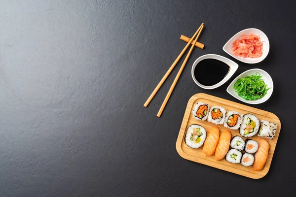 Japonské Sushi Sójovou Omáčkou Zázvorem Řasovým Salátem — Stock fotografie