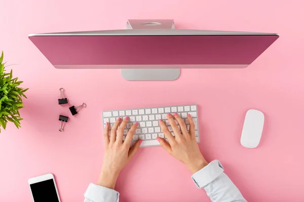 Mains Féminines Utilisant Ordinateur Moderne Avec Des Accessoires Affaires Sur Photos De Stock Libres De Droits