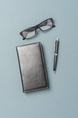 Ofis aksesuarlarının yukarıdan çekimi