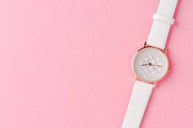 Kadınlar arka planda telif uzayı ile izliyor