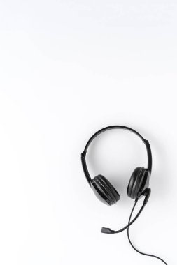 Yardım masası kulaklığı beyaz arka planda izole edilmiş. Çağrı merkezi konsepti. Üst görünüm