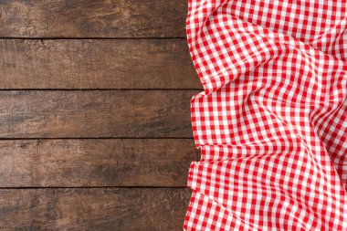 Tahta arka planda kareli masa örtüsü. Üst görünüm