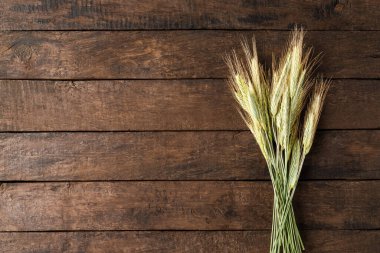 Çavdar viskisinin kulakları ahşap masada. Üst görünüm