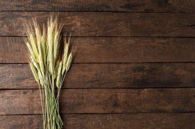 Arpa gevrekleri ahşap masada. Üst görünüm