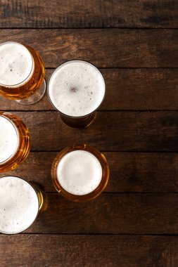 Bira bardakları ahşap masada..