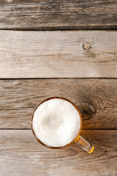 Vaso Cerveza Sobre Una Vieja Mesa Madera — Foto de Stock