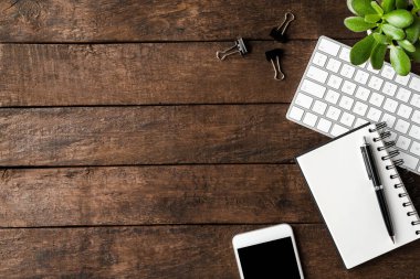 Ahşap arkaplanda aksesuarları olan ofis masaüstüName