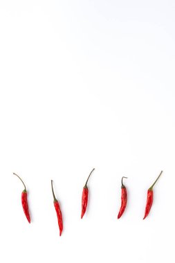 Beyaz masada kırmızı biberler ve kopyasal alan. Soyut arkaplan