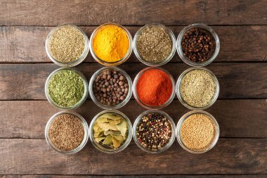 Kâselerdeki çeşitli baharatlar. Büyük koleksiyon. Üst görünüm