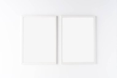 Telif alanı beyaz arkaplanda izole edilmiş iki beyaz fotoğraf çerçevesi