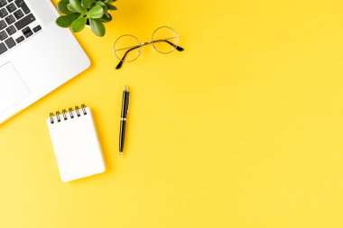 Bilgisayarlı ve aksesuarlı iş geçmişi. Ofis masaüstü