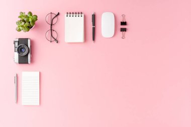 Modern ofis masaüstü çekimleri, pembe arka planda iş aksesuarları ve kopyasal alan. Düz yatıyordu