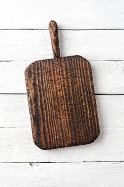 Beyaz ahşap masadaki retro kesim tahtası.