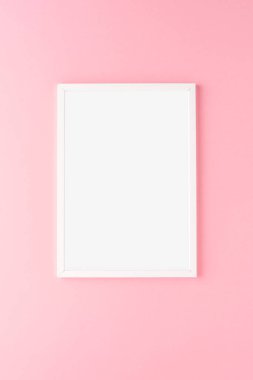 Pembe duvarda boş bir çerçeve. Kopyalama alanı ile modelleme