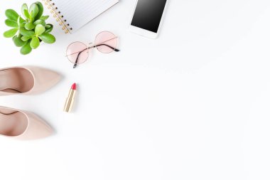 Kadın kıyafetleri ve aksesuarları.