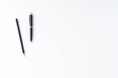 Beyaz masaüstünde zarif kalem ve kalem. İş geçmişi 