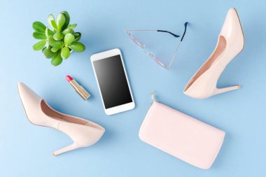 Telefon ve yüksek topuklularla online alışveriş kavramı 