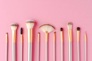 Makyaj fırçası seti. Düz yatıyordu