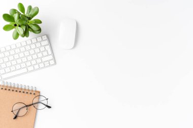 Telif alanı beyaz arka planda izole edilmiş ticari aksesuarları olan zarif bir çalışma alanı. Ofis masaüstü