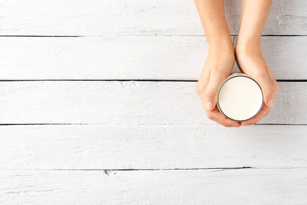 Frauenhände Halten Ein Glas Milch Auf Einem Weißen Holztisch Mit — Stockfoto
