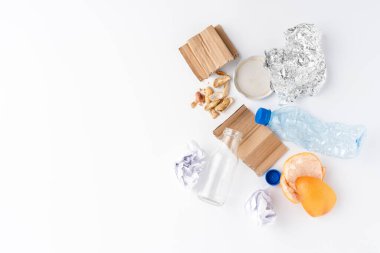 Plastik, cam, kağıt, metal, plastik ve organik. Atık yönetimi konsepti. Düz yatıyordu