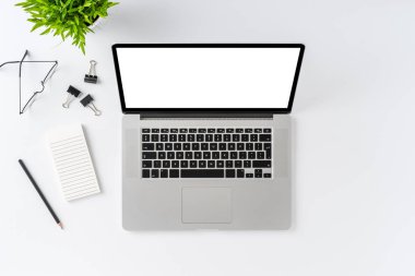 Bilgisayarlı, boş ekran ve iş aksesuarlı bir iş geçmişi. Ofis masaüstü. Üst görünüm