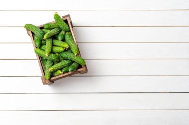 Kopyalama alanı olan ahşap arkaplanda salatalıklar