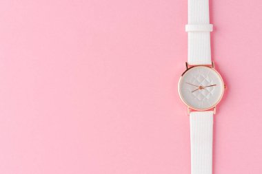 Moda kadınları pembe arka planda izler