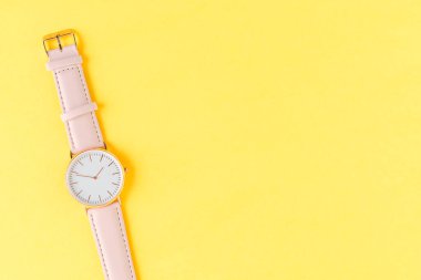 Sarı arka planda kadın bilek saati