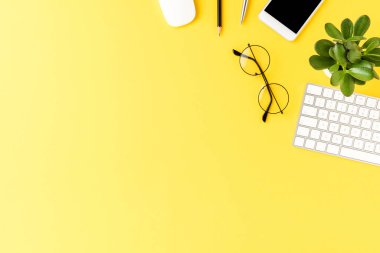 Aksesuarlı modern ofis masaüstü kavramı. Kopyalama alanı olan iş arkaplanı